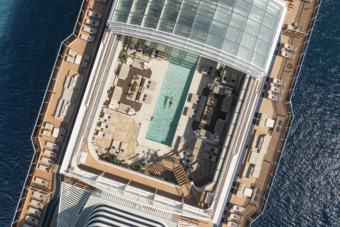 Der zentrale Pool mit Glasdach, das geöffnet werden kann, auf einem Luxusschiff von Explora Journeys